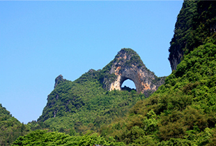 陽(yáng)朔月亮山